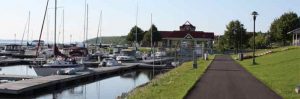 The Haileybury Marina where you will also find the public beach, the pavilion, playground and a lot more. Several options for walking, jogging in Haileybury. / La Marina de Haileybury ou vous retrouverez la plage publique, la pavilion, le parc pour enfants et encore plus. 