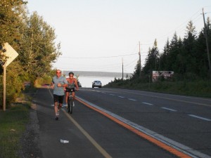 Couple enjoying the beautiful Stato trail along lake Temiskaming. The trail us used for cycling, jogging and walking. / Un couple qui profite du sentier Stato qui longe le lac Témiscaming. Le sentier est utilisé pour le vélo, la course et la marche.