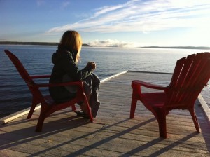 Enjoying the lake Temiskaming sunrise on our private dock / Profiter du levé de soleil au bord du lac Témiskaming