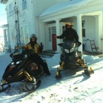 Snowmobile couple in front of the Presidents' Suites Villa. Several loops are possible from Haileybury. / Un couple en motoneige devant la Villa des Suites des Présidents. Plusieurs boucles sont possibles à partir de Temiskaming Shores.