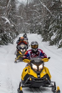 Snowmobile group enjoying the trails of the Temiskaming region. / Groupe de motoneigistes profitant des sentiers de la région du Témiskaming. 