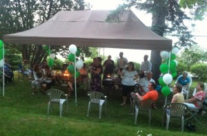 Group activity under a tent at the Presidents' Suites Villa. Great for anniversaries, family, friends reunions. / Activité de groupe sous la tente aux Suites des Présidents. Idéal pour les anniversaires, réunions de famille et d'amis