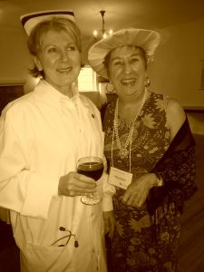 Nurse Annie Saunders with a rich friend at the historical evening / L'infirmière Annie Saunders et une riche amie à la soirée historique