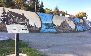 In the heart of town is a mural 110 m long and 2 m high showing highlights of Laniel history / au centre-ville de Laniel, la murale de 110m présente l'histoire de la petite communauté située sur les rives du lac Kipawa.