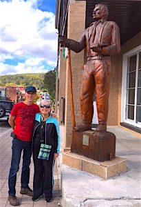 We discovered downtown Mattawa and admired some of the 22 giant sculptures that highlight the explorers and voyageurs that travelled in the area to discover North America. These sculptures were done by local artists, including Peter Ciafriani, Gary Johnston and Clermont Duval. / les sculptures géantes au centre-ville de Mattawa de nos explorateurs et vayageurs.