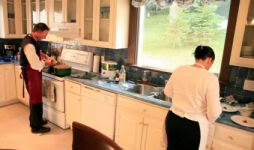 Food preparation in the Ferland suite fully equipped kitchen.The Ferland Suite is located on the main floor of the Presidents' Suites Villa in Haileybury. / Préparation de nourriture dans la cuisine tout équipée de la suite Ferland.La suite Ferland est située au rez-de-chaussée de la Villa des Suites des Présidents à Haileybury.