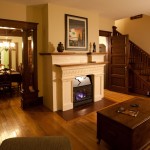 It is really when you are in living room you can appreciate the richness of this small house. The original oak staircase and trims, the fireplace, high ceilings really speak of days when the region was still riding the Cobalt silver rush. You will really appreciate the tranquility of the Guest House which is one of the Presidents’ Suites historical homes in Haileybury. / C’est vraiment lorsque vous êtes dans le salon que vous apprécier la richesse de cette petite maison. L'escalier et les garnitures en chêne, le foyer, les hauts plafonds parlent vraiment des jours où la région était encore à profiter de la ruée de l’argent de Cobalt. Vous apprécierez vraiment la tranquillité de la maison d'hôtes qui est une des maisons historiques des Suites des Présidents à Haileybury.