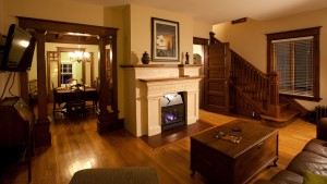 It is really when you are in living room you can appreciate the richness of this small house. The original oak staircase and trims, the fireplace, high ceilings really speak of days when the region was still riding the Cobalt silver rush. You will really appreciate the tranquility of the Guest House which is one of the Presidents’ Suites historical homes in Haileybury. / C’est vraiment lorsque vous êtes dans le salon que vous apprécier la richesse de cette petite maison. L'escalier et les garnitures en chêne, le foyer, les hauts plafonds parlent vraiment des jours où la région était encore à profiter de la ruée de l’argent de Cobalt. Vous apprécierez vraiment la tranquillité de la maison d'hôtes qui est une des maisons historiques des Suites des Présidents à Haileybury.