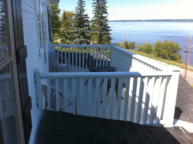 Facing the lake, you can privately enjoy from your private front balcony your morning coffee while contemplating the beautiful sunrise on lake Temiskaming. The Murphy Suite is located on the 2nd floor of the Presidents' Suites Villa in Haileybury. / Face au lac, vous pouvez profitez pleinement de votre balcon avant privé en prenant votre café du matin tout en contemplant le lever du soleil sur le lac Témiscamingue. La suite Murphy est située au 2e étage de la Villa des Suites des Présidents à Haileybury.