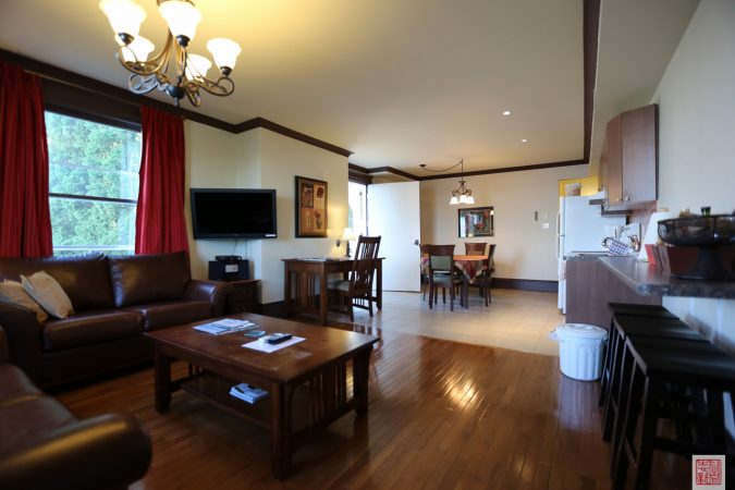 Spacious living room of the Murphy Suite and work desk and dining areas. The Murphy Suite is located on the 2nd floor of the Presidents' Suites Villa in Haileybury. / Spacieux salon de la suite Murphy ainsi que le bureau de travail et l’endroit de la salle à manger. La suite Murphy est située au 2e étage de la Villa des Suites des Présidents à Haileybury.