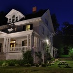 A night view of the Presidents' Suites Villa located in Temiskaming Shores. The house has 3 distinct suites: Ferland, Murphy and Guertin. / Une vue de nuit de la Villa des Suites des Présidents à Haileybury.