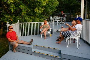 A moment of relaxation on the back patio go the Lumber Baron's house / Un moment de repos sur le patio arrière de la Maison des barons forestiers.