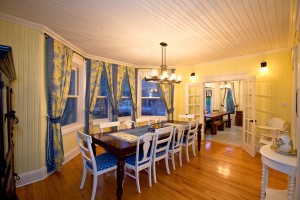 Dining room of the Lumber Baron's house / Salle à manger de la Maison des barons forestiers.