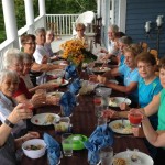 Family and friends meal on the front porch of the Lumber Baron's House / Repas de groupe sur le balcon avant de la Maison des barons forestiers