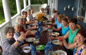 Family and friends meal on the front porch of the Lumber Baron's House / Repas de groupe sur le balcon avant de la Maison des barons forestiers