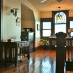 The Guertin suite as still maintain its charm of 1906 with the dark wood trims and hardwood floors. The highlight is certainly the incredible view on lake Temiskaming. / La suite Guertin a conservé son charme de 1906 avec les larges moulures en bois et les planchers de bois franc. Le point culminant est certainement la vue incroyable sur le lac Témiscamingue.