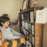 Children playing the head frame memory game at the Prospector's house. One of the many Presidents' Suites historical games and activities. / enfants jouant au jeu de mémoire des puits de mines. Un des nombreux jeux et activités historiques des Suites des Présidents