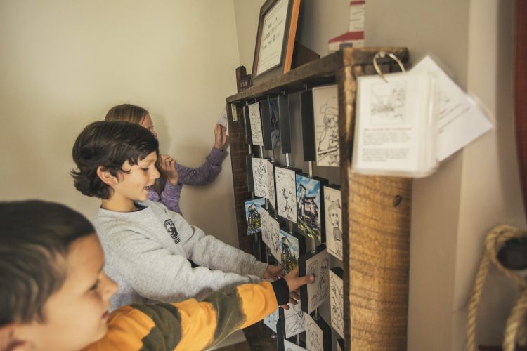 Children playing the head frame memory game at the Prospector's house. One of the many Presidents' Suites historical games and activities. / enfants jouant au jeu de mémoire des puits de mines. Un des nombreux jeux et activités historiques des Suites des Présidents