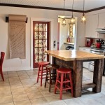 Fully equipped kitchen of the Prospector's house with central island. Great place to spend family time. / Cuisine de la maison des prospecteurs avec îlot central. Endroit idéal pour du temps en famille.