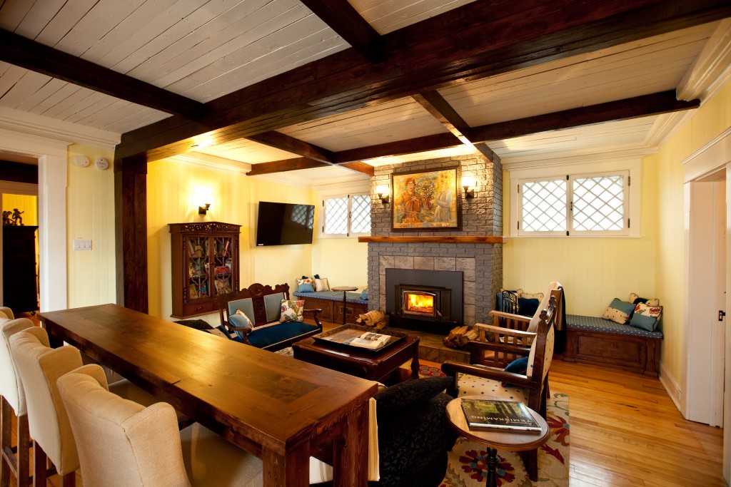 Living room of the Lumber Baron's house with fireplace / Salon de la Maison des barons forestiers avec foyer.