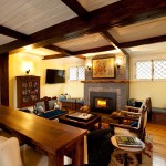 Living room of the Lumber Baron's house with fireplace / Salon de la Maison des barons forestiers avec foyer.