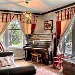 The living room of the Prospector's house with a 1903 piano. / Le salon de la Maison des prospecteurs avec son piano de 1903.