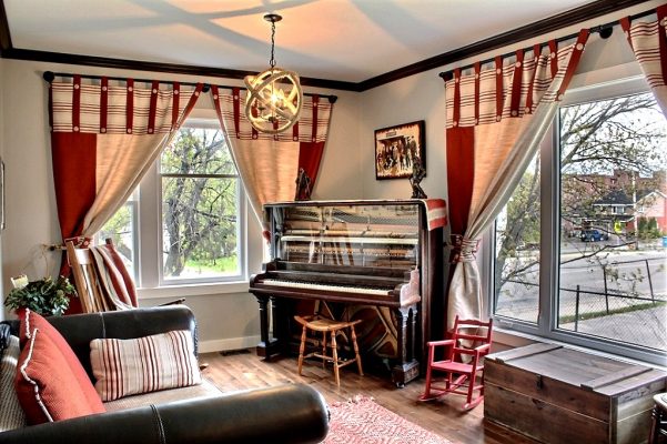 The living room of the Prospector's house with a 1903 piano. / Le salon de la Maison des prospecteurs avec son piano de 1903.