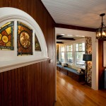 Original stain glass and woodwork which inspired the colours in the Lumber Baron's house. / Vitraux originaux qui ont inspirés les couleurs de la Maison des Barons forestiers.