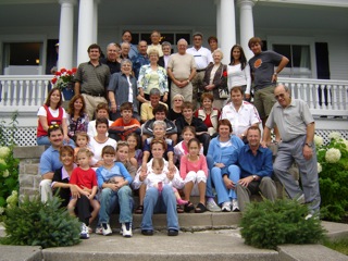 Family reunion at the Presidents' Suites in Haileybury / Réunion de famille aux Suites des Présidents à Temiskaming Shores.