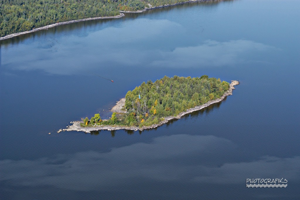 Aerial view of Farr Island on lake Temiskaming. Owned by the Presidents' Suites in Haileybury / vue aérienne de l'île Farr. L'île est appartenue par les Suites des Présidents à Temiskaming Shores