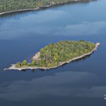 Aerial view of Farr Island on lake Temiskaming. Owned by the Presidents' Suites in Haileybury / vue aérienne de l'île Farr. L'île est appartenue par les Suites des Présidents à Temiskaming Shores