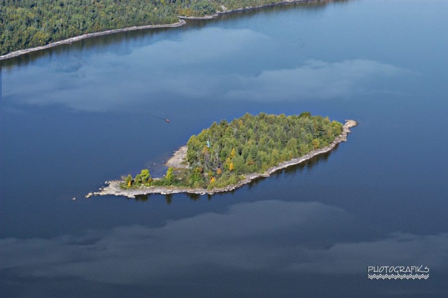 Aerial view of Farr Island on lake Temiskaming. Live the glamping revolution. Owned by the Presidents' Suites in Haileybury / vue aérienne de l'île Farr. L'île est appartenue par les Suites des Présidents à Temiskaming Shores