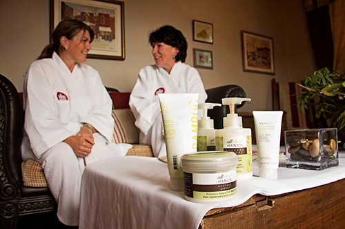 Wellness travel - Enjoying the spa basket during a girls getaway at the Presidents' Suites / Groupe profitant du panier spa lors d'une escapade entre amies aux suites des Présidents.