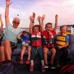 Family on pontoon on there way to Farr Island. The island is a day destination for the Presidents' Suites clients. / Une famille en route vers l'île Farr. L'île est une destination de jour pour les clients des Suites des Présidents. Forfait vacances découverte pour familles.