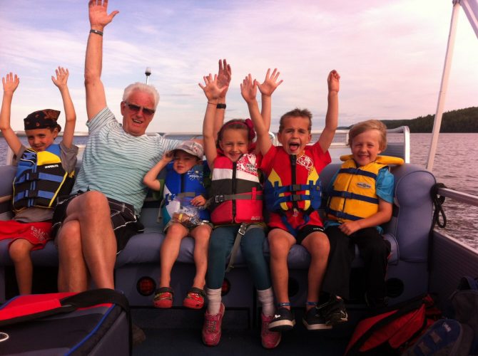 Family on pontoon on there way to Farr Island. The island is a day destination for the Presidents' Suites clients. / Une famille en route vers l'île Farr. L'île est une destination de jour pour les clients des Suites des Présidents. Forfait vacances découverte pour familles.