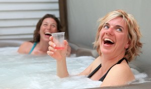 Group enjoying exterior spa at the Presidents' Suites in Haileybury / Groupe appréciant le spa extérieur aux Suites des Présidents à Temiskaming Shores