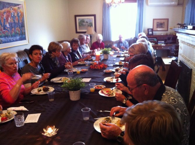 Funeral Stay. Family dinner during a gathering at the Presidents' Suites. Ideal for a funeral stay. / Repas en famille pendant un rassemblement aux Suites des Présidents.