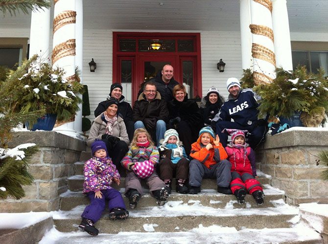 Family at the Presidents' Suites Villa during Christmas holidays. / Famille à la Villa des Suites des Présidents pendant une vacances du temps des fêtes