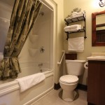 Full 4-piece bathroom of the Ferland Suite. The heated ceramic floor will provide comfort. Accessibility accessories are also available if required. / Salle de bain complète de la suite Ferland avec plancher chauffant pour votre confort. Des équipements pour aider les personnes avec accessibilité réduite sont également disponibles si requis.