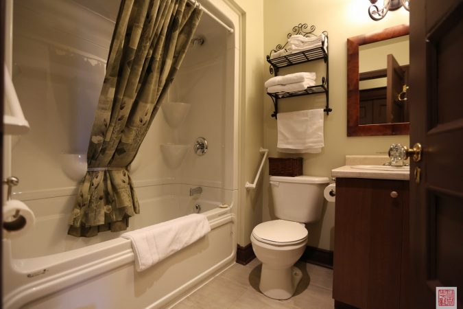 Full 4-piece bathroom of the Ferland Suite. The heated ceramic floor will provide comfort. Accessibility accessories are also available if required. / Salle de bain complète de la suite Ferland avec plancher chauffant pour votre confort. Des équipements pour aider les personnes avec accessibilité réduite sont également disponibles si requis.