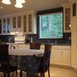 Fully equipped kitchen of the Ferland Suite where you will be able to cook all your meals for yourself or your guests in this large kitchen. The Ferland Suite is located on the main floor of the Presidents' Suites Villa in Haileybury. / Grande cuisine tout équipée de la suite Ferland dans laquelle vous pourrez cuisiner vos repas complets pour votre famille ou vos invités. La suite Ferland est située au rez-de-chaussée de la Villa des Suites des Présidents à Haileybury.