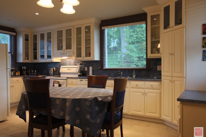 Fully equipped kitchen of the Ferland Suite where you will be able to cook all your meals for yourself or your guests in this large kitchen. The Ferland Suite is located on the main floor of the Presidents' Suites Villa in Haileybury. / Grande cuisine tout équipée de la suite Ferland dans laquelle vous pourrez cuisiner vos repas complets pour votre famille ou vos invités. La suite Ferland est située au rez-de-chaussée de la Villa des Suites des Présidents à Haileybury.