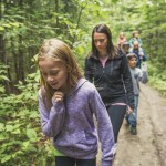 Children hiking to Devil's Rock through the shortest access route. Great activity for families, couples or solo travellers. A picnic can even be brought to have on site. / Enfants en route vers le rocher du diable en utilisant la route d'accès la plus courte. Une activité idéale pour tous, famille, coupes ou même pour les personnes seules. Également parfait pour les vacances pour familles monoparentales.