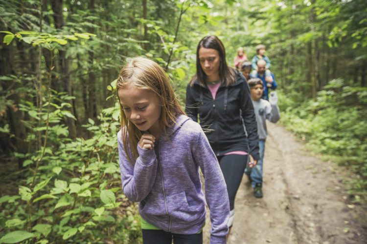 Children hiking to Devil's Rock through the shortest access route. Great activity for families, couples or solo travellers. A picnic can even be brought to have on site. / Enfants en route vers le rocher du diable en utilisant la route d'accès la plus courte. Une activité idéale pour tous, famille, coupes ou même pour les personnes seules. Également parfait pour les vacances pour familles monoparentales.