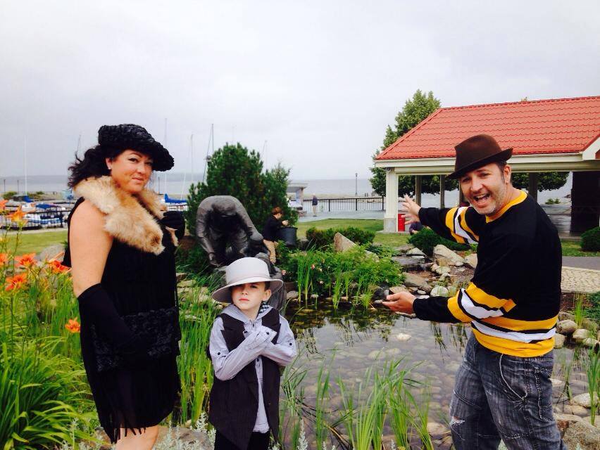 Family during an historical scavenger hunt. Plenty of fun for everyone. People of all ages can participate in this unique Presidents' Suites activity. / Une famille qui participe à une chasse au trésor historique organisé par les Suites des Présidents.