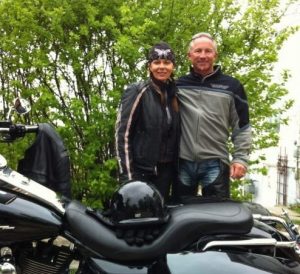 Motorcycle couple during their stay at the Presidents' Suites. in Haileybury. / Un couple en moto pendant leur séjour aux Suites des Présidents.