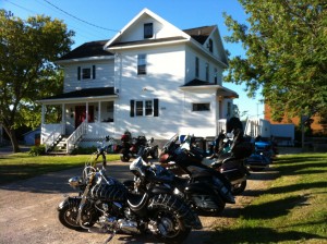 Motorcycle group at the Prospeoctor's House in Haileybury during their Biker's Reunion stay. / Groupe de moto à la Maison des Propsecteurs pendant la Biker's Reunion.