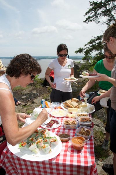 Local food group picnic at Devil's Rock / Pique-nique avec produits locaux au rocher du diable à Temiskaming Shores.