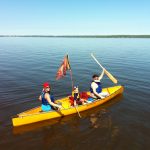 Pirates paddling to Farr Island for the treasure hunt / Des Pirates en route vers l'île Farr pour la chasse aux trésors