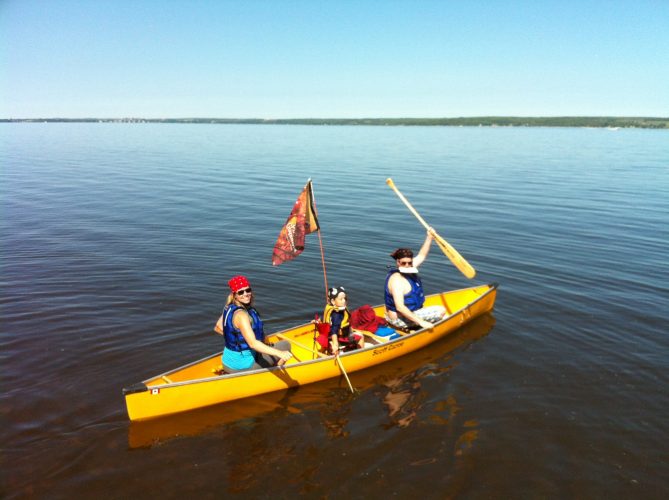 Pirates paddling to Farr Island for the treasure hunt / Des Pirates en route vers l'île Farr pour la chasse aux trésors